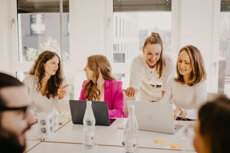 Corporate Influencer Programme haben qualitative und quantitative KPIs, so kann z. B. auch eine höhere Mitarbeiterbindung durch Markenbotschafterprogramme entstehen.