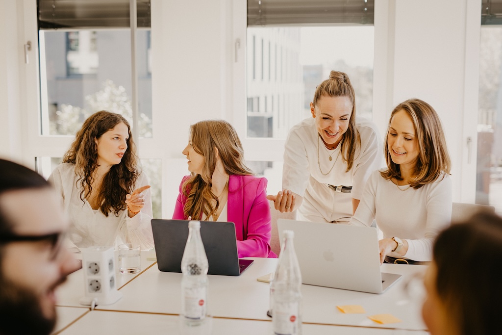 Corporate Influencer Programme haben qualitative und quantitative KPIs, so kann z. B. auch eine höhere Mitarbeiterbindung durch Markenbotschafterprogramme entstehen.