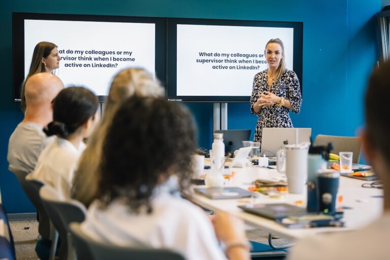 Corporate Influencer Training in einem Unternehmen, Mitarbeitende im Workshop-Kontext mit Fokus auf Strategie und Sichtbarkeit