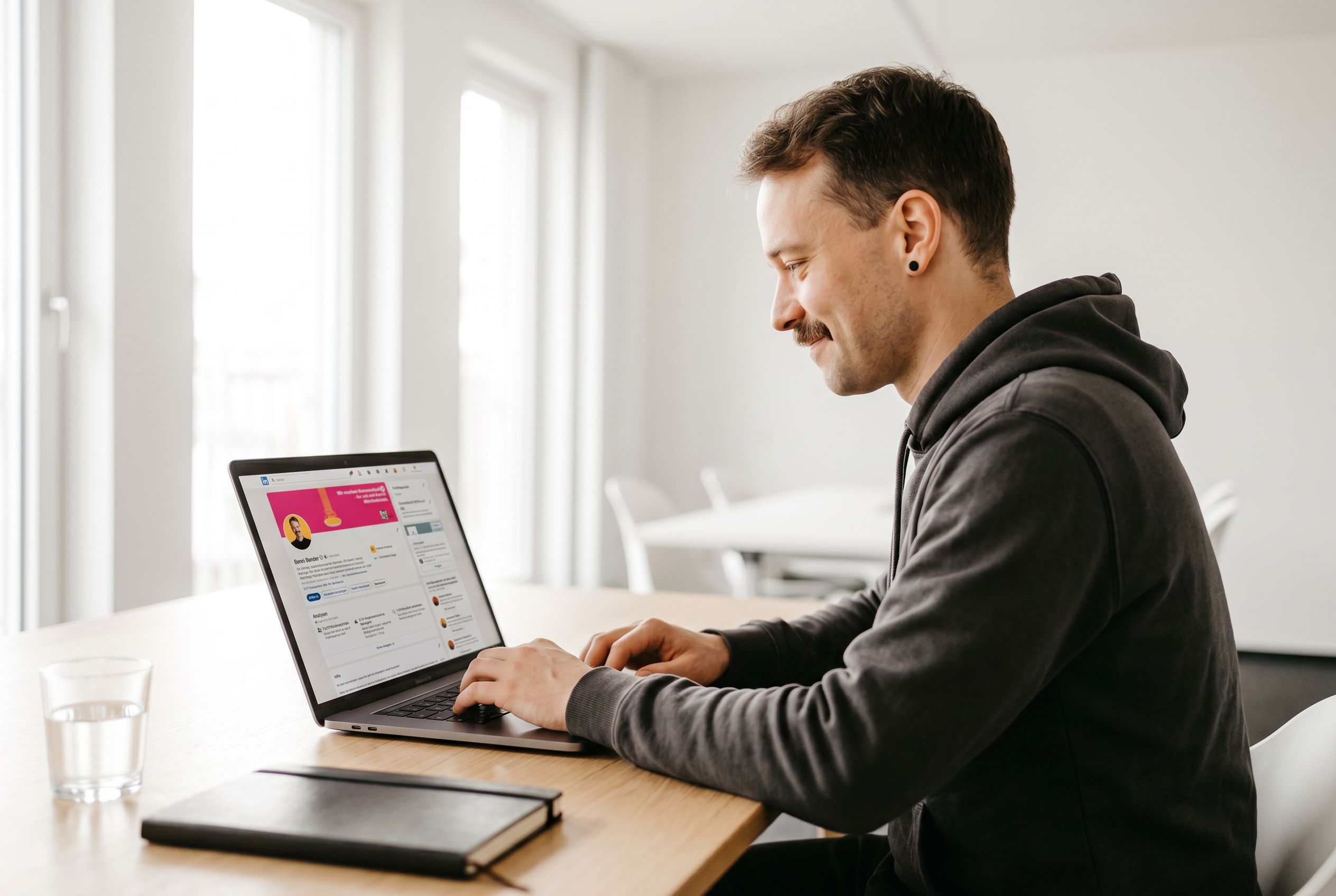 LinkedIn Header erstellen – Mann gestaltet ihr LinkedIn Banner am Laptop
