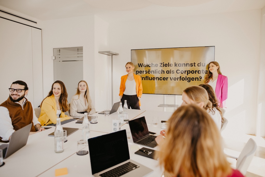 Corporate Influencer Programm LinkedIn Strategie Präsentation